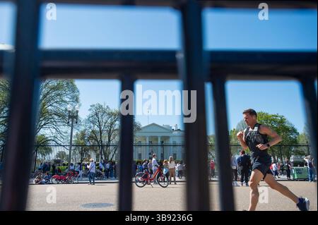 4 aprile 2023, Washington, District of Columbia, USA: Le persone si dedicano alla loro vita quotidiana mentre visitano fuori dalla Casa Bianca di Washington DC, martedì 4 aprile 2023, mentre l'ex presidente Donald Trump viene arrestato e incriminato al Manhattan Criminal Court di New York City su 34 capi di accusa derivanti da pagamenti di denaro alla star del cinema adulto Stormy Daniels prima delle elezioni presidenziali del 2016 (immagine di credito: © Rod Lamkey/CNP via ZUMA Press Wire) Foto Stock