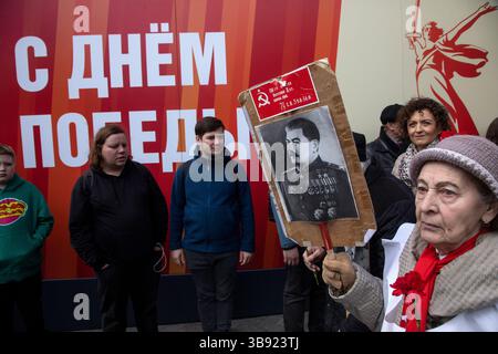 Mosca, Russia. 8 maggio 2025. Le persone prendono parte a una cerimonia di posa di fiori presso la tomba del Milite Ignoto nel Giardino di Alessandro presso il muro del Cremlino e a un monumento al maresciallo sovietico Georgy Zhukov alla vigilia del giorno della Vittoria a Mosca, in Russia. Foto Stock