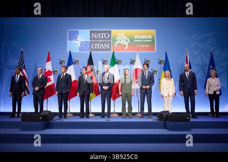 12 luglio 2023, Vilnius, Lituania: Il presidente degli Stati Uniti Joe Biden, al centro, sta con i leader del G7 durante un evento che annuncia una dichiarazione congiunta di sostegno all'Ucraina durante il vertice NATO al Centro esposizioni e congressi lituano, 12 luglio 2023 a Vilnius, Lituania. In piedi da sinistra: Il primo ministro britannico Rishi Sunak, il cancelliere tedesco Olaf Schotz, il presidente francese Emmanuel Macron, il primo ministro giapponese Fumio Kishida, il presidente statunitense Joe Biden, il presidente ucraino Volodymyr Zelenskyy, il primo ministro canadese Justin Trudeau, il primo ministro italiano Giorgia Meloni, il presidente del Consiglio europeo Foto Stock