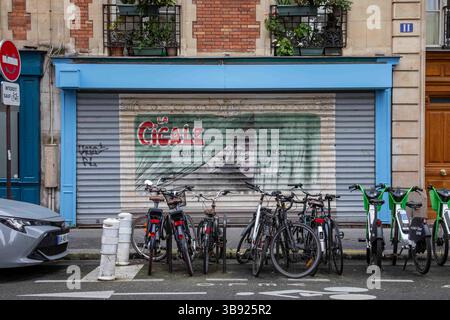La Cigale tous les soirs. Grandi graffiti murali sulla tapparella all'11 di Rue Cavallotti nel quartiere Montmartre di Parigi, Francia. Foto Stock