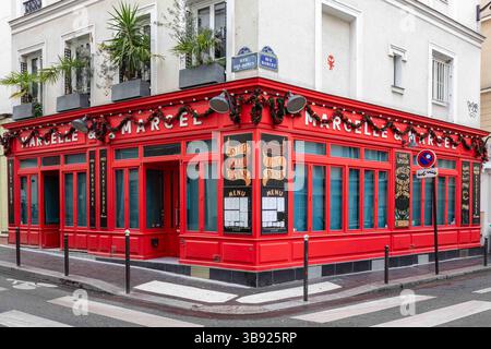Bistrot Marcelle & Marcel con facciata rossa al 23 di Rue des Dames nel 17° arrondissement di Parigi, Francia Foto Stock