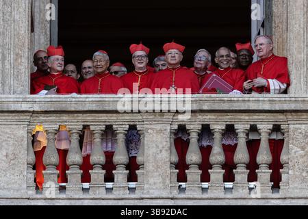 Vatikanstadt, Vaticano. 8 maggio 2025. I cardinali si alzano sul balcone del Vaticano dopo l'elezione del cardinale Prevost come 267° Papa. Crediti: Oliver Weiken/dpa/Alamy Live News Foto Stock