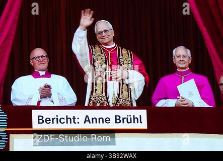 Foto aus Life Übertragung RTL oder ZDF Papstwahl am 08.05.2025 aus Rom- *** foto da Life trasmesso RTL o ZDF elezioni papali l'08 05 2025 da Roma Foto Stock