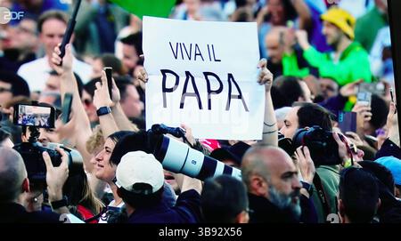 Foto aus Life Übertragung RTL oder ZDF Papstwahl am 08.05.2025 aus Rom- *** foto da Life trasmesso RTL o ZDF elezioni papali l'08 05 2025 da Roma Foto Stock