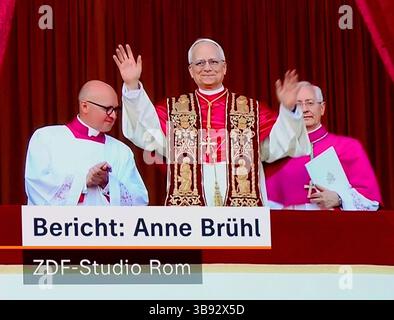 Foto aus Life Übertragung RTL oder ZDF Papstwahl am 08.05.2025 aus Rom- *** foto da Life trasmesso RTL o ZDF elezioni papali l'08 05 2025 da Roma Foto Stock
