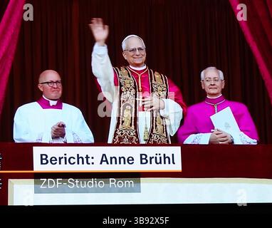 Foto aus Life Übertragung RTL oder ZDF Papstwahl am 08.05.2025 aus Rom- *** foto da Life trasmesso RTL o ZDF elezioni papali l'08 05 2025 da Roma Foto Stock