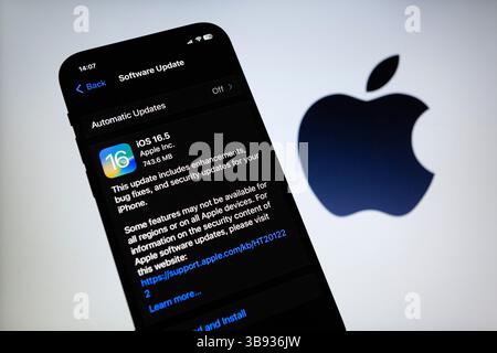18 maggio 2023, Asuncion, Paraguay: Apple rilascia iOS 16,5 per iPhone. (Immagine di credito: © Andre M. Chang/ZUMA Press Wire) Foto Stock
