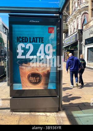 McDonald's Iced latte, pubblicità promozionale sulla fermata dell'autobus, Princes Street Edinburgh Foto Stock