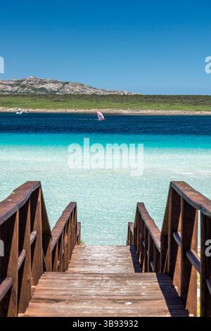 La Pelosa: Splendida sabbia bianca, acque turchesi poco profonde vicino a Stintino. Vista sull'iconica torre aragonese. Un paradiso sardo. Foto Stock