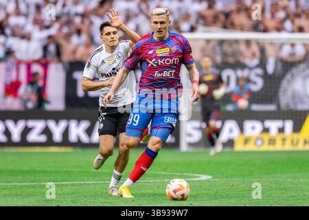 2 maggio 2023, Varsavia, Polonia: Bartosz Kapustka (L) di Legia e Fabian Piasecki (R) di Rakow in azione durante la finale di fortuna Polish Cup tra Legia Warszawa e Rakow Czestochowa al PGE National Stadium..punteggio finale; Legia Warszawa 0:0, 6:5 ai rigori Rakow Czestochowa. (Immagine di credito: © Mikolaj Barbanell/SOPA Images via ZUMA Press Wire) Foto Stock