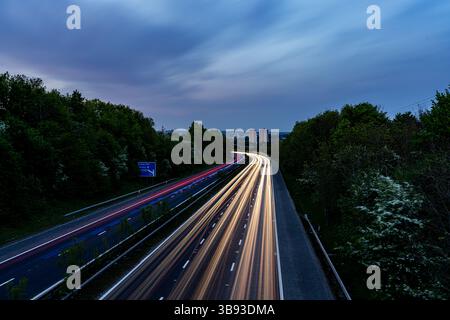 I percorsi leggeri dei veicoli di passaggio creano una scena affascinante sulla circonvallazione di Leeds al crepuscolo, catturata con fotografie a lunga esposizione Foto Stock
