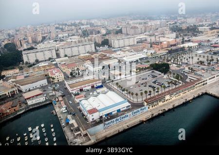21 agosto 2019, Andalusia, Spagna: Veduta aerea del porto di Ceuta. L'eliporto di Algeciras si trova a soli 21 chilometri dal porto di CEUTA, nell'enclave spagnola del Marocco, non lontano dallo stretto di Gibilterra. L'eliporto è gestito dall'AENA, l'organismo responsabile della gestione dello spazio aereo spagnolo. (Immagine di credito: © Sadak Souici/ZUMA Press Wire) Foto Stock