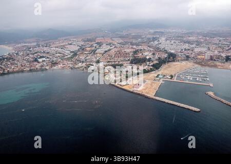 21 agosto 2019, Andalusia, Spagna: Veduta aerea della costa di Algeciras. L'eliporto di Algeciras si trova a soli 21 chilometri dal porto di CEUTA, nell'enclave spagnola del Marocco, non lontano dallo stretto di Gibilterra. L'eliporto è gestito dall'AENA, l'organismo responsabile della gestione dello spazio aereo spagnolo. (Immagine di credito: © Sadak Souici/ZUMA Press Wire) Foto Stock