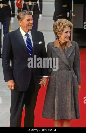 18 ottobre 1982, Washington, Distretto di Columbia, Stati Uniti: Il presidente degli Stati Uniti Ronald Reagan e la First Lady Nancy Reagan aspettano sul tappeto rosso fuori dall'ingresso diplomatico sud della Casa Bianca durante la cerimonia di ricevimento per salutare re Olav V di Norvegia per una visita privata (immagine di credito: © Mark Reinstein/ZUMA Press Wire) Foto Stock