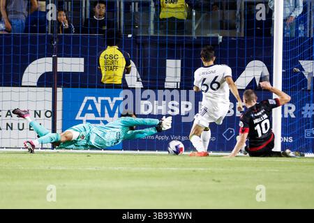 23 luglio 2023, Los Angeles, California, Stati Uniti: L'attaccante della Wrexham AFC Paul Mullin (R) in azione durante una partita amichevole internazionale di calcio tra Wrexham AFC e LA Galaxy II a Carson, California, al Dignity Health Sports Park. Punteggio finale; Wrexham AFC 4 - LA Galaxy II 0 (immagine di credito: © Ringo Chiu/SOPA Images via ZUMA Press Wire) Foto Stock