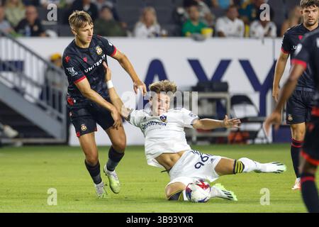 23 luglio 2023, Los Angeles, California, Stati Uniti: Wrexham AFC attaccante Billy Waters (L) in azione durante una partita amichevole internazionale di calcio tra Wrexham AFC e LA Galaxy II a Carson, California, al Dignity Health Sports Park. Punteggio finale; Wrexham AFC 4 - LA Galaxy II 0 (immagine di credito: © Ringo Chiu/SOPA Images via ZUMA Press Wire) Foto Stock