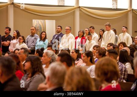 19 giugno 2017: I candidati al battesimo multirazziale e i loro sponsor si schierano accanto alla congregazione in una messa di battesimo ad Orange, CA, cattedrale cattolica. Nota gli abiti da battesimo e la gamma di età. (Immagine di credito: © Spencer Grant/ZUMA Press Wire) Foto Stock