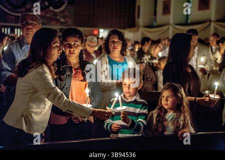 19 giugno 2017: I membri della Congregazione accendono candele durante una messa di battesimo in una cattedrale cattolica di Orange, CA. (Immagine di credito: © Spencer Grant/ZUMA Press Wire) Foto Stock