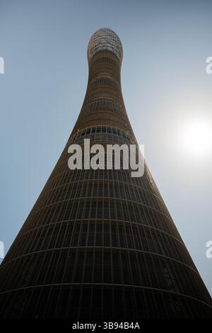 L'Aspire Tower, conosciuta anche come la torcia Doha, è un grattacielo iconico a Doha, Qatar, simbolo dell'architettura moderna della città e dello sviluppo Foto Stock