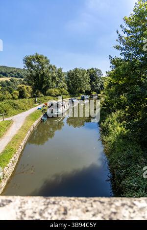 Bath, Regno Unito - 30 giugno 2024: Barche ormeggiate sul fiume avon vicino a Bath Bristol Warleigh Weir. Foto Stock