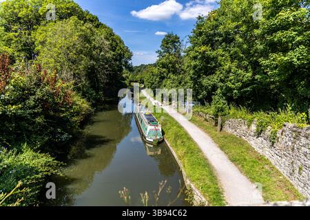 Bath, Regno Unito - 30 giugno 2024: Barche ormeggiate sul fiume avon vicino a Bath Bristol Warleigh Weir. Foto Stock
