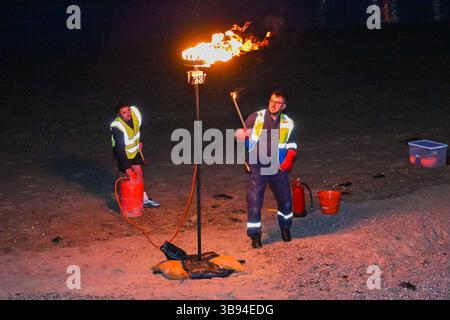 Weymouth, Dorset, Regno Unito. 8 maggio 2025. Il faro rotante è acceso durante il servizio per il 80° anniversario del VE Day e l'illuminazione del faro rotante a Weymouth nel Dorset, Regno Unito. Crediti fotografici: Graham Hunt/Alamy Live News Foto Stock