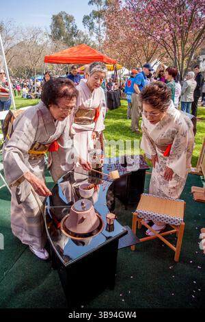 19 giugno 2017: Le donne giapponesi tradizionalmente vestite in kimono dimostrano la cerimonia del tè Omotesenkei a Huntington Beach, CA. Questa elaborata e raffinata cerimonia del tè giapponese è stata concepita per dimostrare rispetto attraverso la grazia e l'etichetta. Notate il muro della casa da tè in bambù. (Immagine di credito: © Spencer Grant/ZUMA Press Wire) Foto Stock