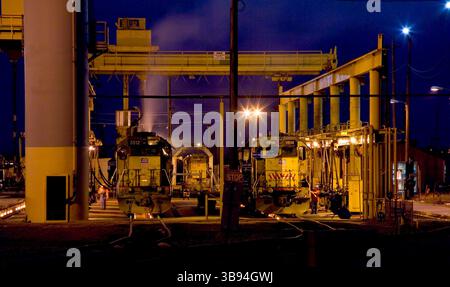 19 giugno 2017: Le locomotive diesel per il trasporto merci sono allineate in un impianto di manutenzione e lavaggio all'aperto del deposito ferroviario a Roseville, CA. Nota la gru a ponte e il fumo di scarico. (Immagine di credito: © Spencer Grant/ZUMA Press Wire) Foto Stock