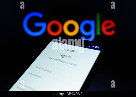 16 maggio 2023, Asuncion, Paraguay: La pagina di accesso di Google viene visualizzata su uno smartphone. Google ha dichiarato martedì che prevede di eliminare gli account che sono rimasti inattivi per due anni, inclusi i contenuti all'interno di Google Workspace (Gmail, documenti, Drive, Meet, Calendar), YouTube e Google foto. "Mentre la politica entra in vigore oggi, non avrà immediatamente impatto sugli utenti con un account inattivo, la prima volta che inizieremo a eliminare gli account è dicembre 2023", ha dichiarato l'azienda. (Immagine di credito: © Andre M. Chang/ZUMA Press Wire) Foto Stock
