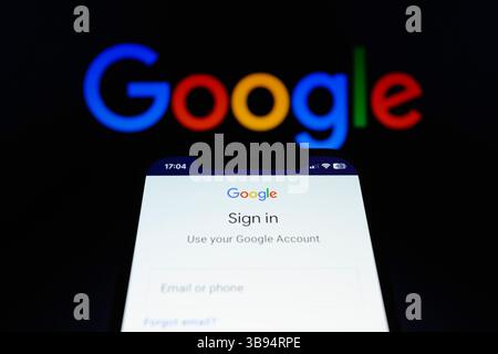 16 maggio 2023, Asuncion, Paraguay: La pagina di accesso di Google viene visualizzata su uno smartphone. Google ha dichiarato martedì che prevede di eliminare gli account che sono rimasti inattivi per due anni, inclusi i contenuti all'interno di Google Workspace (Gmail, documenti, Drive, Meet, Calendar), YouTube e Google foto. "Mentre la politica entra in vigore oggi, non avrà immediatamente impatto sugli utenti con un account inattivo, la prima volta che inizieremo a eliminare gli account è dicembre 2023", ha dichiarato l'azienda. (Immagine di credito: © Andre M. Chang/ZUMA Press Wire) Foto Stock