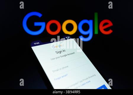 16 maggio 2023, Asuncion, Paraguay: La pagina di accesso di Google viene visualizzata su uno smartphone. Google ha dichiarato martedì che prevede di eliminare gli account che sono rimasti inattivi per due anni, inclusi i contenuti all'interno di Google Workspace (Gmail, documenti, Drive, Meet, Calendar), YouTube e Google foto. "Mentre la politica entra in vigore oggi, non avrà immediatamente impatto sugli utenti con un account inattivo, la prima volta che inizieremo a eliminare gli account è dicembre 2023", ha dichiarato l'azienda. (Immagine di credito: © Andre M. Chang/ZUMA Press Wire) Foto Stock