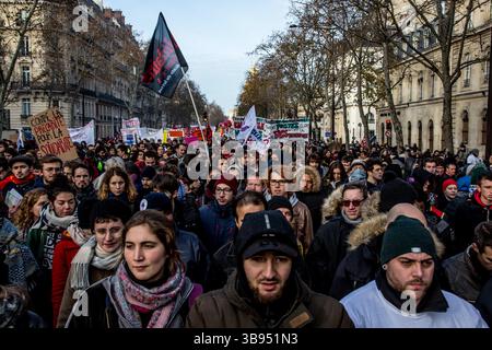 10 dicembre 2019, Parigi, Ile-de-France (regione, Francia: Dimostrazione per protestare contro il piano di riforma pensionistica del governo alla vigilia dell'annuncio del governo dei dettagli della riforma pensionistica. (Immagine di credito: © Sadak Souici/ZUMA Press Wire) Foto Stock