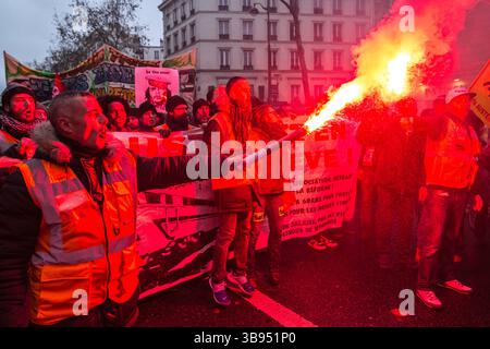 12 dicembre 2019, Parigi, Francia: Dimostrazione per protestare contro il piano di riforma delle pensioni del governo il giorno dopo che il governo ha annunciato i dettagli della riforma. (Immagine di credito: © Sadak Souici/ZUMA Press Wire) Foto Stock
