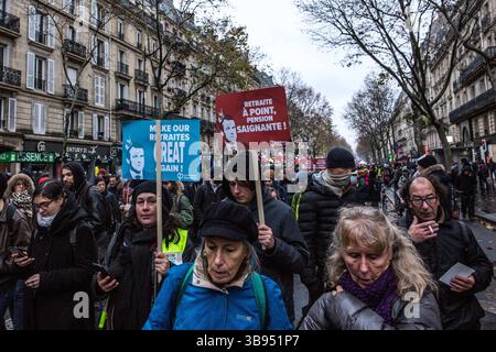 12 dicembre 2019, Parigi, Ile-de-France (regione, Francia: Dimostrazione per protestare contro il piano di riforma delle pensioni del governo il giorno dopo che il governo ha annunciato i dettagli della riforma. (Immagine di credito: © Sadak Souici/ZUMA Press Wire) Foto Stock