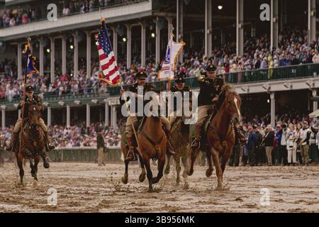 Louisville, Kentucky, Stati Uniti. 3 maggio 2025. Da sinistra, Army PFC. Alyssa Demers, Sgt. Dawson Harrell, SPC. Ryan Frias e SPC. Tyler Boyer, assegnato alla 1st Infantry Division's Commanding General's Mounted Color Guard, galoppo al Churchill Downs Racetrack a Louisville, Kentucky., dopo una cerimonia di passaggio dei colori prima del 151st Kentucky Derby, 3 maggio 2025. Questo è stato il primo anno in cui i cavalli dell'esercito si sono esibiti al Kentucky Derby (Credit Image: © Tyler Selige/U.S. Army/ZUMA Press Wire) SOLO PER USO EDITORIALE! Non per USO commerciale! Foto Stock
