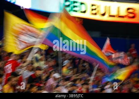24 giugno 2023, Harrison, NJ, Stati Uniti d'America: Tifosi dei New York Red Bulls durante la partita contro l'Atlanta United by Major League Soccer alla Red Bull Arena il 24 giugno 2023 a Harrison, New Jersey. (Immagine di credito: © William Volcov/ZUMA Press Wire) Foto Stock
