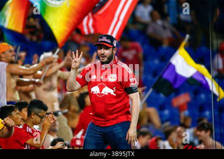 24 giugno 2023, Harrison, NJ, Stati Uniti d'America: Tifosi dei New York Red Bulls durante la partita contro l'Atlanta United by Major League Soccer alla Red Bull Arena il 24 giugno 2023 a Harrison, New Jersey. (Immagine di credito: © William Volcov/ZUMA Press Wire) Foto Stock