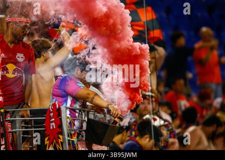 24 giugno 2023, Harrison, NJ, Stati Uniti d'America: Tifosi dei New York Red Bulls durante la partita contro l'Atlanta United by Major League Soccer alla Red Bull Arena il 24 giugno 2023 a Harrison, New Jersey. (Immagine di credito: © William Volcov/ZUMA Press Wire) Foto Stock