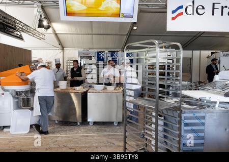4 ottobre 2021, Parigi, Ile-de-France (regione, Francia: Il 7° Concorso Nazionale per la migliore baguette francese tradizionale si svolge sul Parvis de Notre-Dame de Paris, dal 4 al 6 ottobre. (Immagine di credito: © Sadak Souici/ZUMA Press Wire) Foto Stock