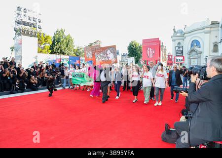 2 settembre 2023: Roberto Cicutto, Caterina Murino, Alberto Barbera, Santiago Mitre, Andrea Pallaoro, Laura Poitras, Saleh Bakri, Jane Campion, Martin McDonagh, mia Hansen-Love, Gabriele Mainetti e Damien Chazelle partecipano a una protesta solidale con il popolo iraniano dopo la condanna di Saeed Roustaee alla prima di 'Maestro' durante la 80a Mostra Internazionale d'Arte cinematografica di Venezia al Palazzo del Cinema al Lido di Venezia, il 2 settembre 2023. Foto: Alec Michael (immagine di credito: © Alec Michael via ZUMA Press) Foto Stock