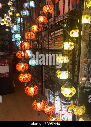 Tradizionale negozio di Lanterne turche o marocchine - ambiente caldo e vivace con lampade a mosaico appese. Foto Stock