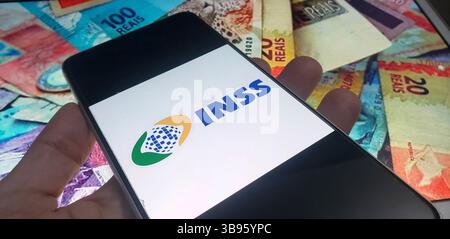 Il giudice federale Waldemar Claudio De Carvalho ha dato al governo di Lula e all'Istituto nazionale di sicurezza sociale (INSS) 48 ore per commentare le irregolarità nelle detrazioni dai salari dei pensionati. Nella sentenza, il giudice ha determinato le 48 ore sulla base dell'"urgenza della questione in questione". Ha anche ordinato che la Procura federale fosse citata in giudizio per commentare. (Photo Faga/Sipa USA) credito: SIPA USA/Alamy Live News Foto Stock