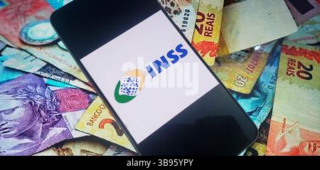 Il giudice federale Waldemar Claudio De Carvalho ha dato al governo di Lula e all'Istituto nazionale di sicurezza sociale (INSS) 48 ore per commentare le irregolarità nelle detrazioni dai salari dei pensionati. Nella sentenza, il giudice ha determinato le 48 ore sulla base dell'"urgenza della questione in questione". Ha anche ordinato che la Procura federale fosse citata in giudizio per commentare. (Photo Faga/Sipa USA) credito: SIPA USA/Alamy Live News Foto Stock