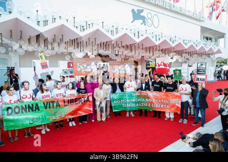 2 settembre 2023: Roberto Cicutto, Caterina Murino, Alberto Barbera, Santiago Mitre, Andrea Pallaoro, Laura Poitras, Saleh Bakri, Jane Campion, Martin McDonagh, mia Hansen-Love, Gabriele Mainetti e Damien Chazelle partecipano a una protesta solidale con il popolo iraniano dopo la condanna di Saeed Roustaee alla prima di 'Maestro' durante la 80a Mostra Internazionale d'Arte cinematografica di Venezia al Palazzo del Cinema al Lido di Venezia, il 2 settembre 2023. Foto: Alec Michael (immagine di credito: © Alec Michael via ZUMA Press) Foto Stock