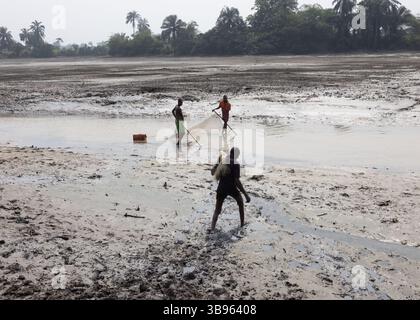 22 gennaio 2022, Nigeria: L'Ogoniland subisce ancora danni collaterali legati allo sfruttamento dell'oro nero: Massiccio inquinamento delle acque sotterranee, campi agricoli devastati e zone di pesca... nel Delta del Niger, da cui sgorga ogni giorno quasi il 2% della produzione mondiale di idrocarburi, le fuoriuscite di petrolio si moltiplicano e rovinano innumerevoli comunità di pescatori e agricoltori. Mentre alcuni hanno citato in giudizio le maggiori compagnie petrolifere responsabili del disastro, la compensazione e la pulizia non sono riuscite a ripristinare la prosperità perduta. Alcuni abitanti ora si trovano minacciati dalla carestia. (Immagine di credito: © Sadak S Foto Stock