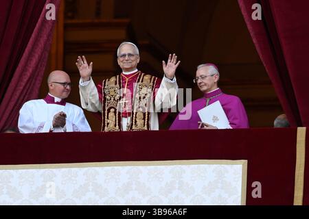 Italia. 8 maggio 2025. Papa Leone XIV appena eletto ondeggia dal balcone del Vaticano nella città del Vaticano, in Vaticano giovedì 8 maggio 2025. Dopo due giorni, il Conclave dei Cardinali elesse il Cardinale Robert Francis Provost, che sarà conosciuto come Papa Leone XIV, come il 267° Sommo Pontefice dopo la morte di Papa Francesco il lunedì di Pasqua. Il Provost sarà il primo papa americano. Foto di Stefano Spaziani/UPI credito: UPI/Alamy Live News Foto Stock