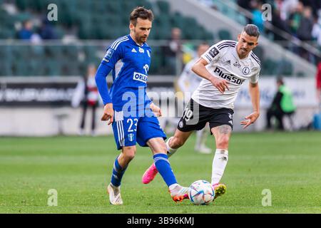 28 aprile 2023, Varsavia, Polonia: Filip Lesniak (L) di Wisla Plock e Carlos Daniel Lopez Huesca ''Carlitos'' (R) di Legia in azione durante il PKO polacco Ekstraklasa League match tra Legia Warszawa e Wisla Plock al Marshal Jozef Pilsudski Legia Warsaw Municipal Stadium..punteggio finale; Legia Warszawa 2:0 Wisla Plock. (Immagine di credito: © Mikolaj Barbanell/SOPA Images via ZUMA Press Wire) Foto Stock