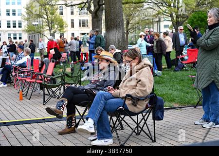 23 aprile 2023, Topeka, Kansas, Stati Uniti: TOPEKA, KANSAS - 23 APRILE 2023.i fedeli si rilassano prima dell'inizio del TPUSA Faith and Let Us Worship Tour presso lo Statehouse (immagine di credito: © Mark Reinstein/ZUMA Press Wire) Foto Stock