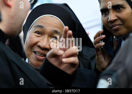 Città del Vaticano, Italia. 8 maggio 2025. Suore durante il conclave in Piazza San Pietro, città del Vaticano, l'8 maggio 2025. Crediti: Insidefoto/Alamy Live News Foto Stock