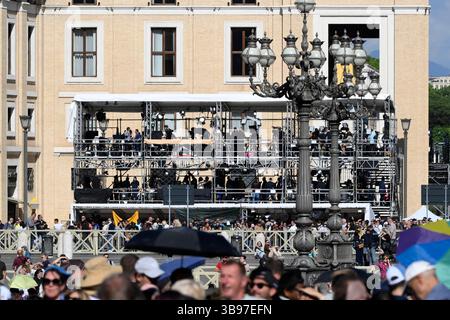 Città del Vaticano, Italia. 8 maggio 2025. Una piattaforma televisiva è stata vista durante il Conclave a città del Vaticano l'8 maggio 2025. Crediti: Insidefoto/Alamy Live News Foto Stock